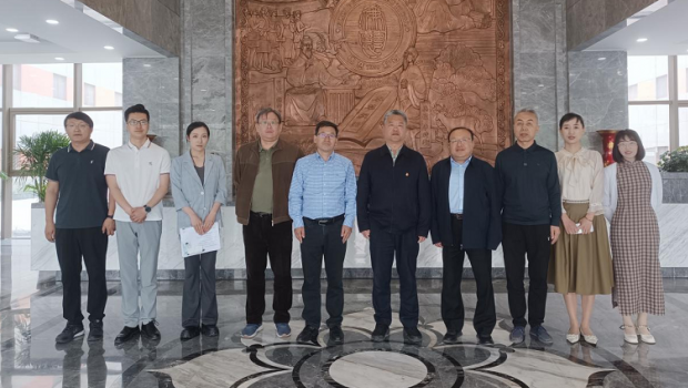 中国食品药品检定研究院党委书记肖学文、中药民族药检定所副所长魏峰等人莅临人生就是博集团考察调研